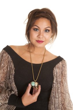 Ona kolye fil tutan kadın