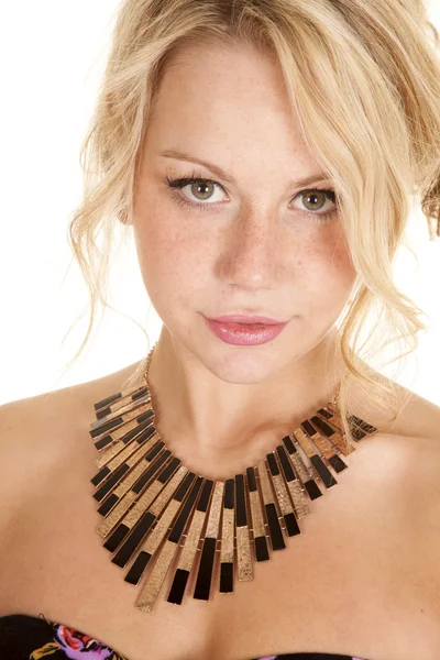 青銅製のネックレスを持つ女性 — ストック写真