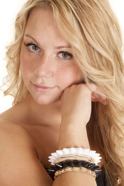 Kvinna som bär hennes armband. — Stockfoto