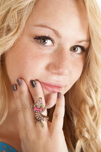 Blond kobieta z gecko pierścień — Zdjęcie stockowe