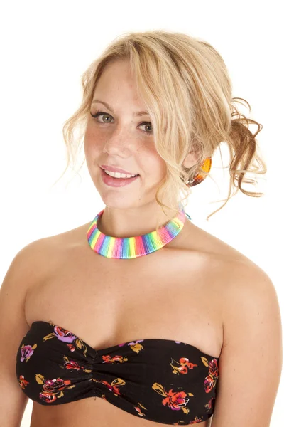 Kvinna med rainbow halsband — Stockfoto