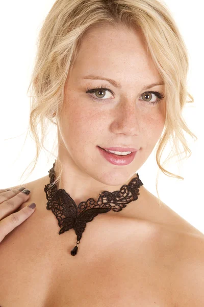 Mujer con un collar de gargantilla negro — Foto de Stock