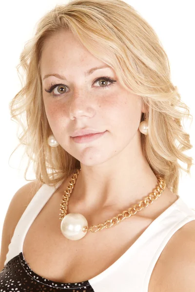 Frau Halskette mit einer großen Perle — Stockfoto