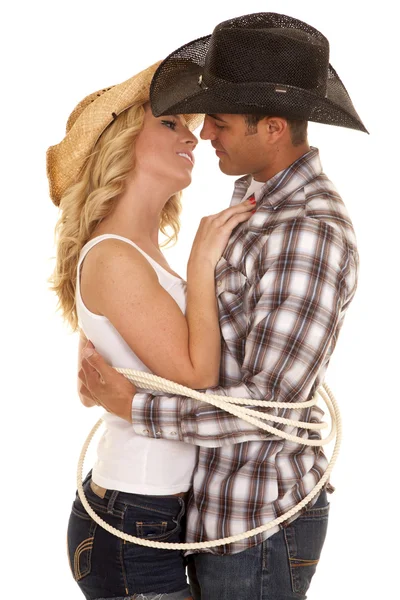 Cowboy par redo att kyssa — Stockfoto