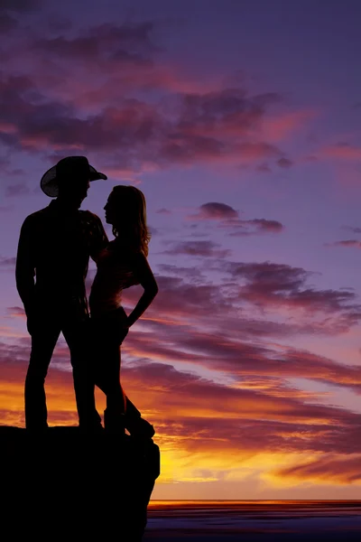 Silhouette coppia braccio intorno cowboy — Foto Stock