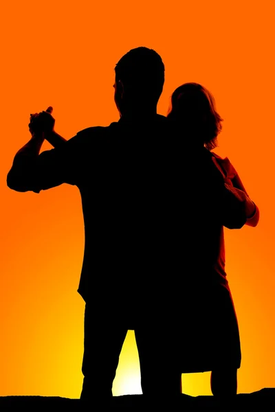 Silhouettes of couple dancing in sunset — Stock Photo, Image