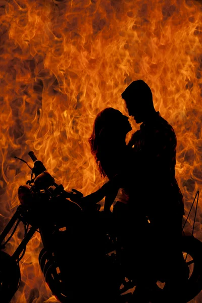 Силуэт пара поцелуй на мотоцикле пожар — стоковое фото