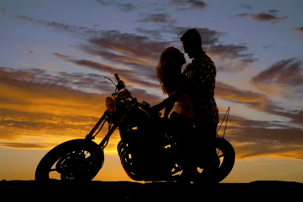 Silhouet paar kus op motorfiets Rechtenvrije Stockfoto's
