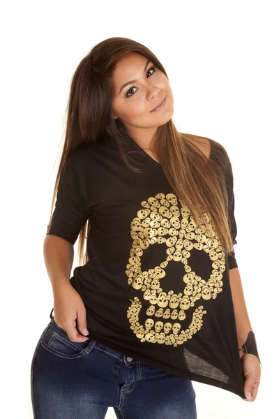 Vrouw in schedel shirt — Stockfoto