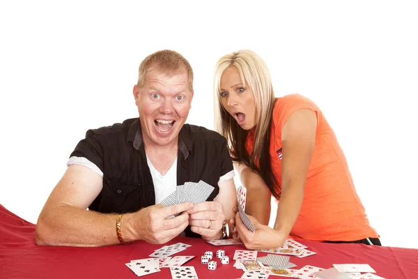 Mann und Frau beim Kartenspielen, er ist glücklich — Stockfoto