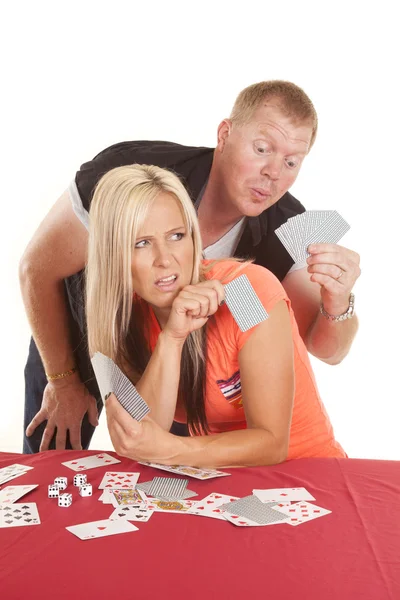 Hombre detrás de mujer jugando a las cartas buscando — Foto de Stock