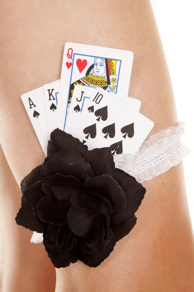 Beine im Strumpfband mit Spielkarten — Stockfoto