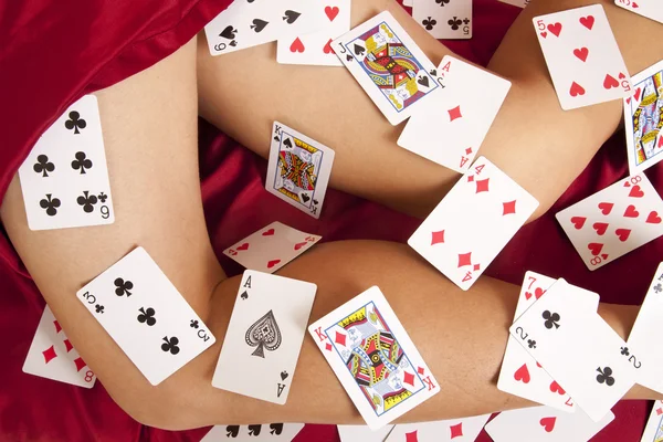 Gambe con carte da gioco su tutte le gambe . — Foto Stock