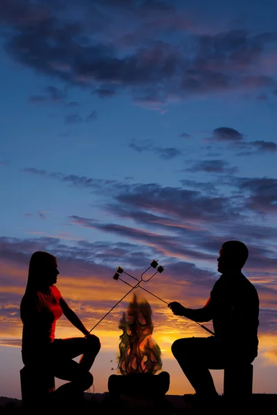 Silhouette uomo e donna reggono i marshmallow — Foto Stock