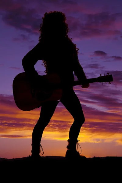 Sziluettjét, egy nő, egy gitározni — Stock Fotó