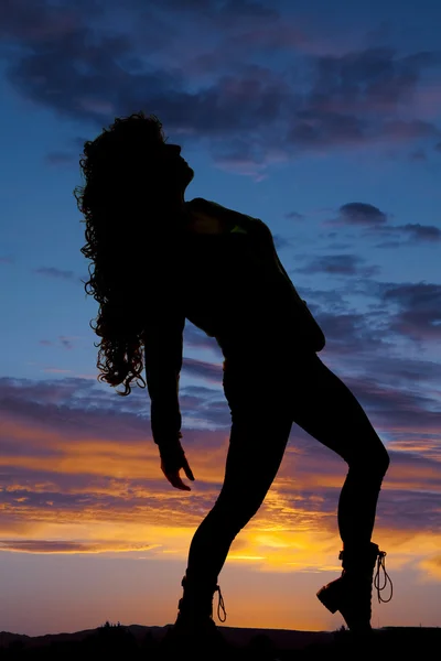 Silueta mujer pelo rizado inclinándose hacia atrás — Foto de Stock