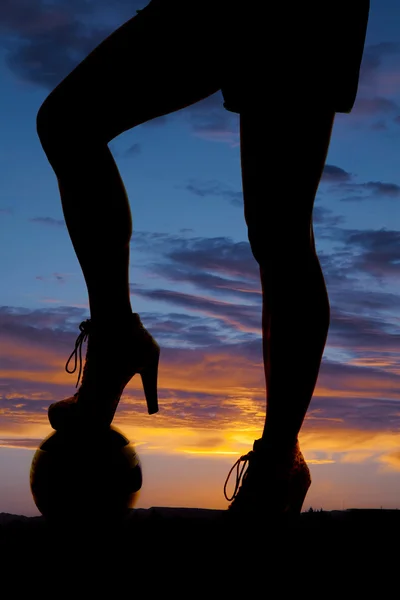 Silhouette woman legs stand on ball — Stock Photo, Image