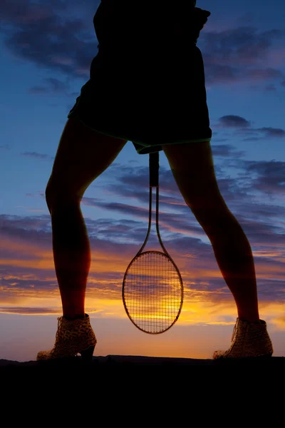 Mujer sosteniendo una raqueta de tenis . —  Fotos de Stock