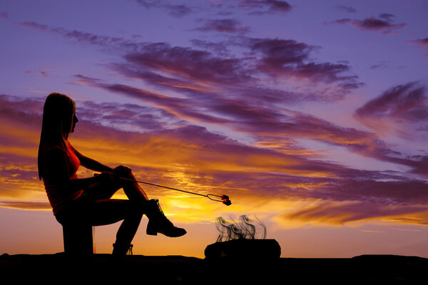 Femme assise en plein air — Photo