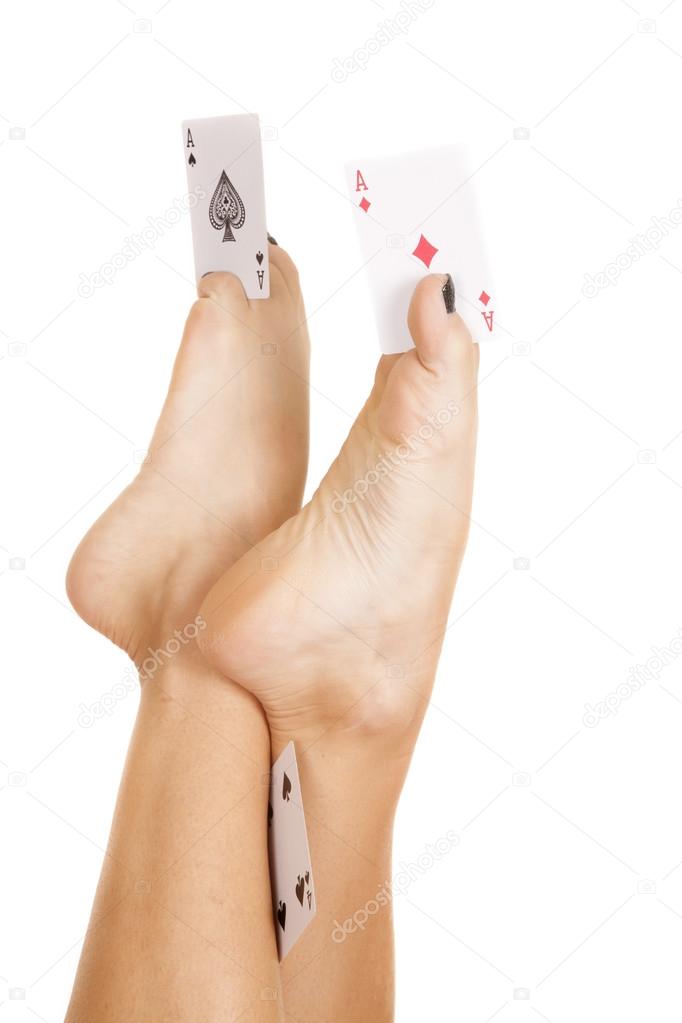 En cherchant dans mon deck, je tombe sur une carte faiblesse... Depositphotos_53401551-stock-photo-feet-holding-playing-cards