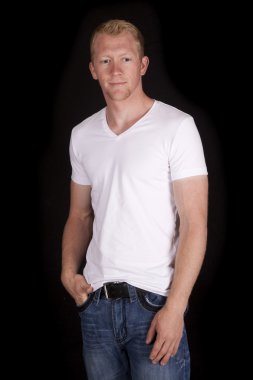 adam beyaz gömlek siyah arka plan stand arayın