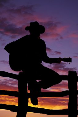 adam Gitar telleri üzerinde silüeti