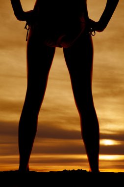 siluet kadının bacak geri kalçalarına eller