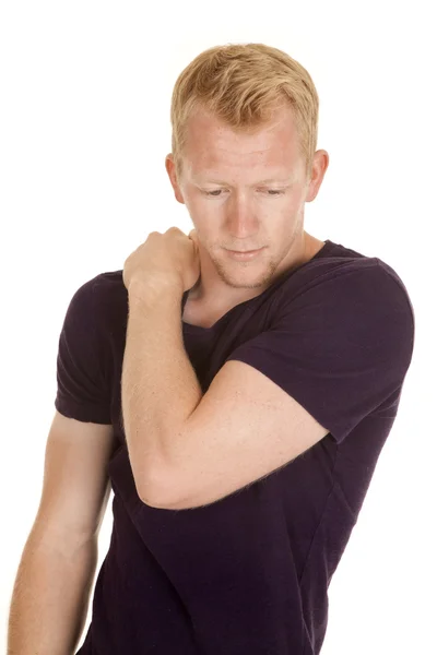 Człowiek w fioletową koszulkę ramię w ramię patrzeć w dół — Zdjęcie stockowe