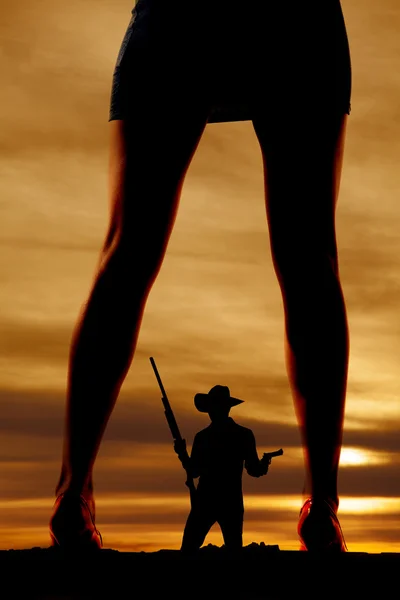 Silhueta de mulher de vestido e saltos pernas cowboy — Fotografia de Stock