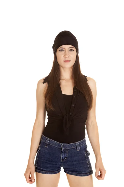 Kadın siyah gömlek ve şapka stand ciddi bakmak — Stok fotoğraf