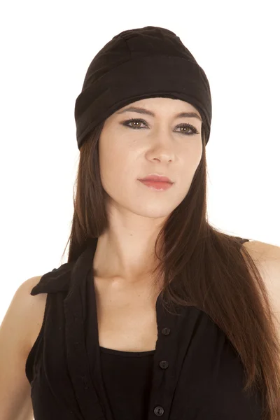 Donna nero top e cappello nero sguardo serio lato — Foto Stock