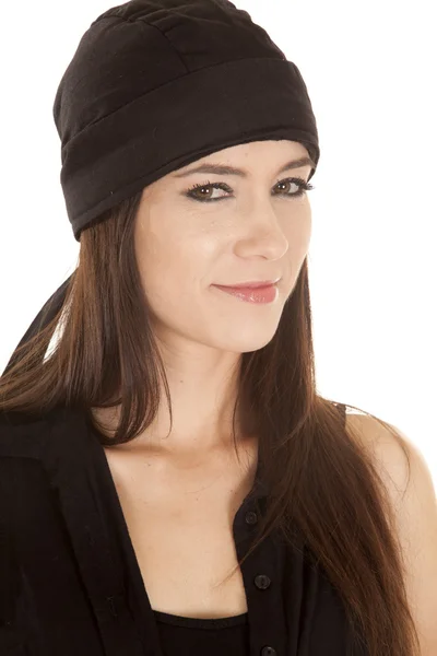 Donna nero top e cappello nero sorriso — Foto Stock