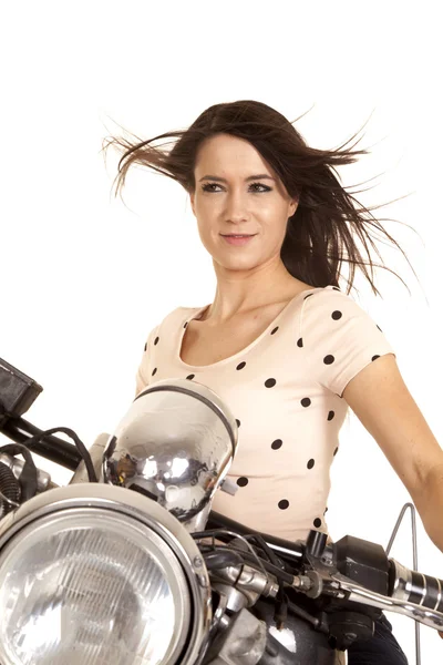 Femme fermer sur motocyclette cheveux soufflage regard côté — Photo