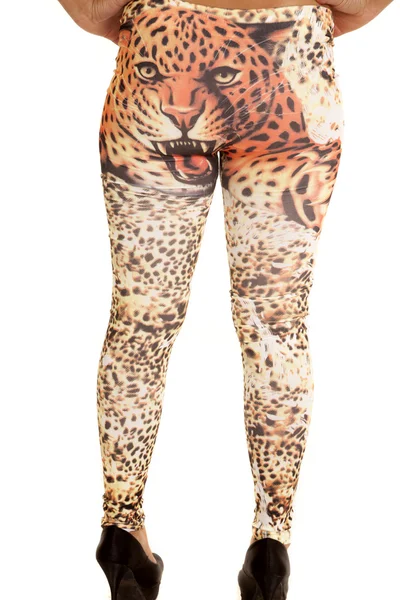 Frau in Tiger-Print-Leggings — Stockfoto