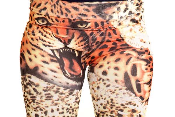 Mulher em leggings impressão tigre — Fotografia de Stock