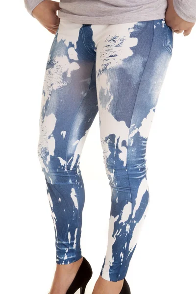 Kvinna i blekt leggings — Stockfoto