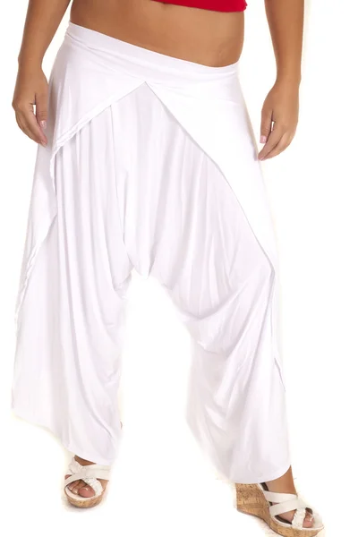 Kobieta w spodniach biały dżem — Zdjęcie stockowe