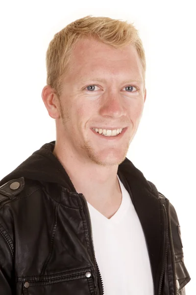 Een man in een zwarte jas en wit overhemd sluiten glimlach — Stockfoto