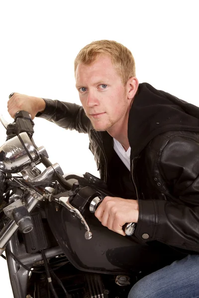 Man in zwarte jas motorccle kant op zoek mager — Stockfoto