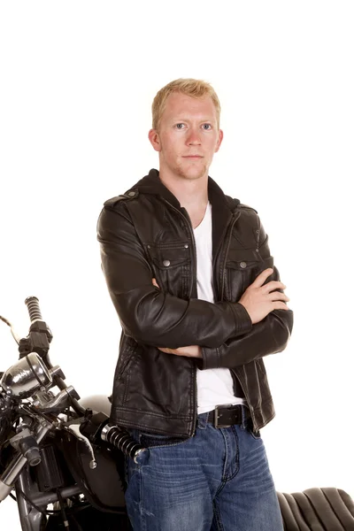 Человек в черной куртке мотоцикл стоять сложа руки — стоковое фото