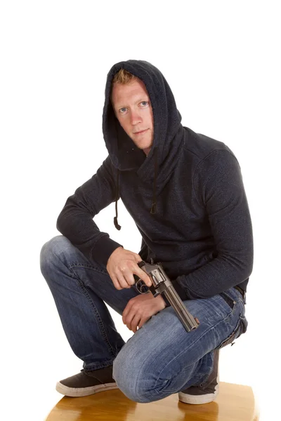 Man i mörk hoodie hålla pistolen — Stockfoto