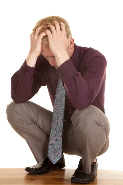 Hombre en corbata camisa púrpura manos deprimidas en la cabeza —  Fotos de Stock