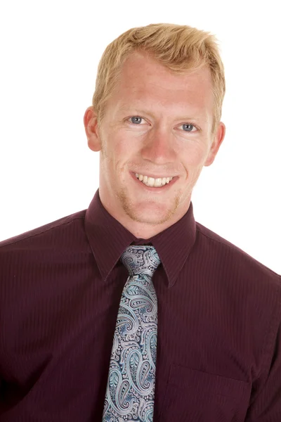 Homme en cravate violet chemise sourire fermer — Photo
