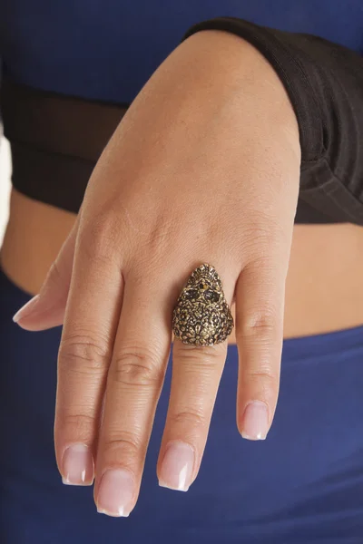 Skull ring on finger — Stock Photo, Image