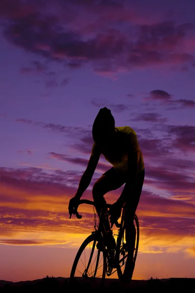 Uomo in sella alla sua mountain bike — Foto Stock