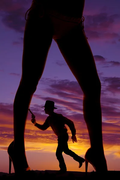 Cowboy correndo com arma — Fotografia de Stock