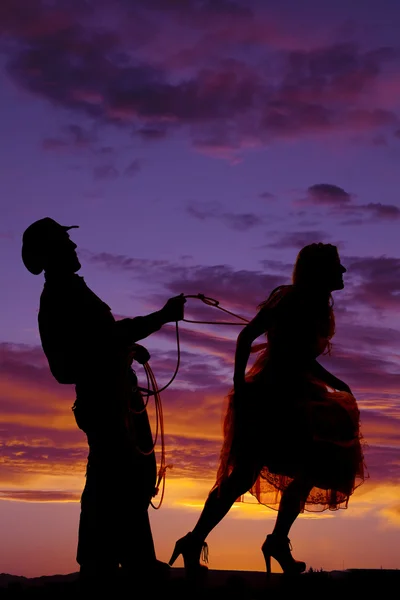 Silhouette cowboy med rep runt kvinnan — Stockfoto