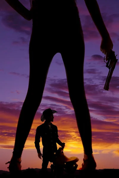 Siluet kadın bacakları el kovboy silah — Stok fotoğraf