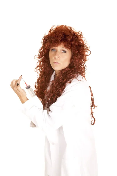 Femme cheveux roux médecin aiguille toucher — Photo