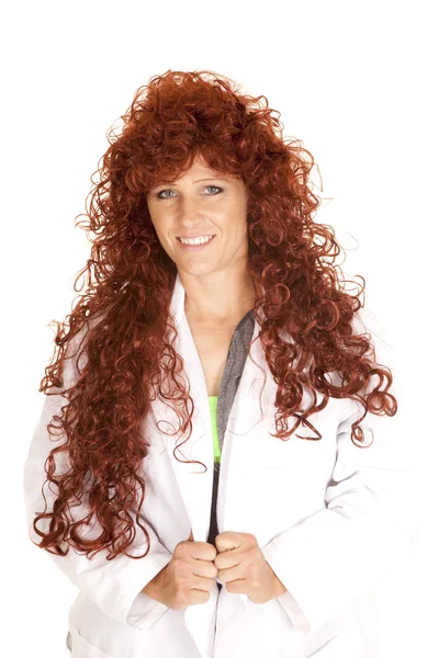 Mulher ruiva cabelo médico casaco sorriso — Fotografia de Stock